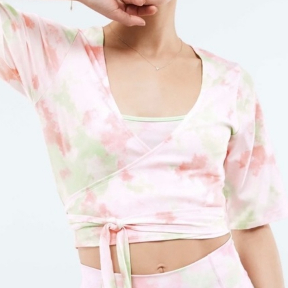 NWT Fabletics Laila Wrap Crop Top in Pixie Ethereal Tie  Tie-Dye Pink Small